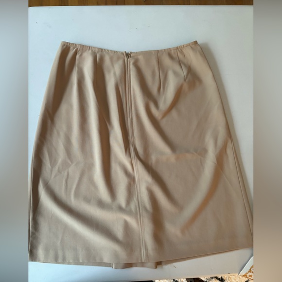 Eddie Bauer tan skirt - Picture 4 of 5